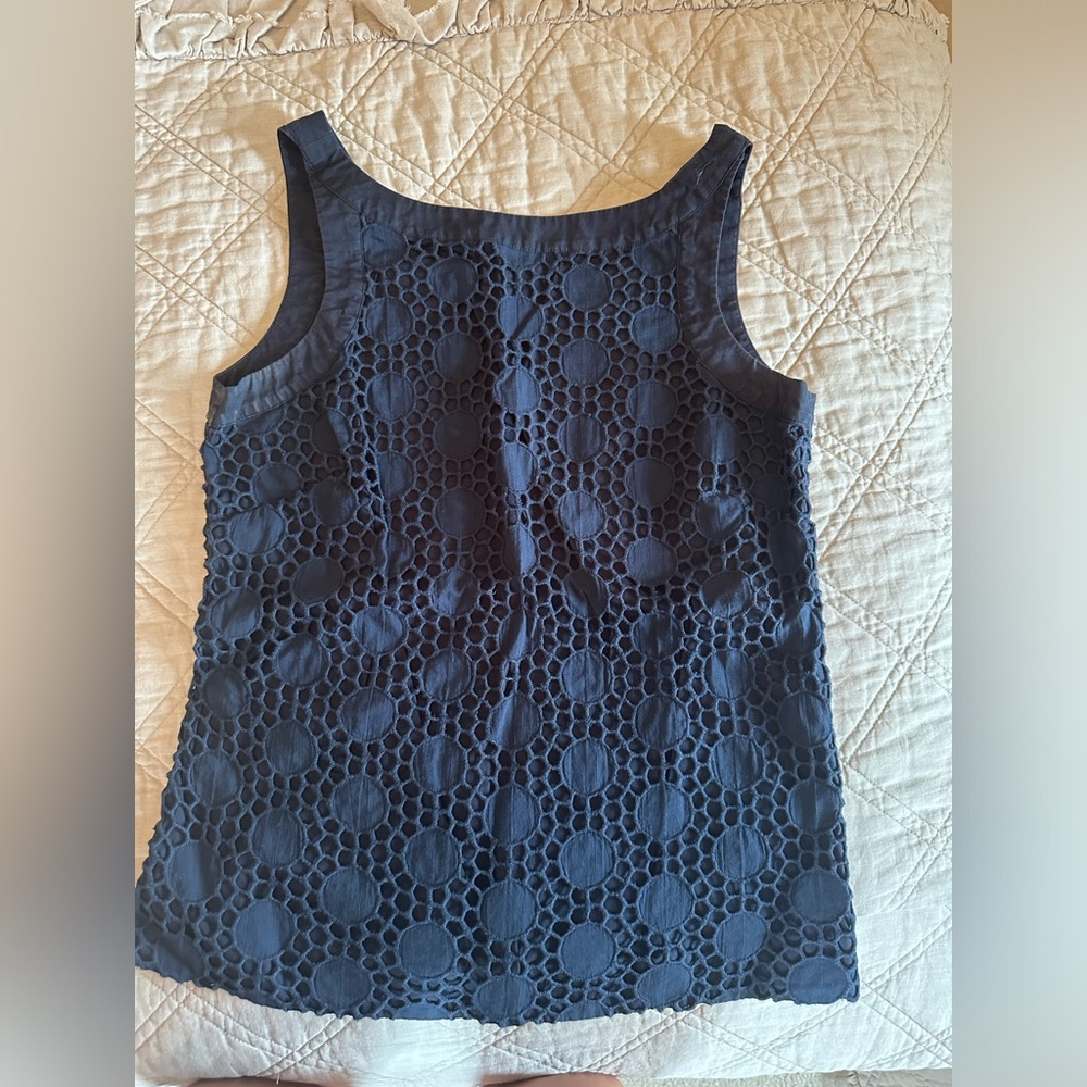 Vineyards vines womens navy eyelet top. Size 4